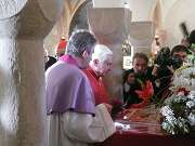 Svatý otec Benedikt XVI. před oltářem v kostele Sv.Kosmy a Damiána.