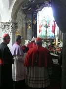 Svatý otec Benedikt XVI. se podepisuje do pamětní knihy.
